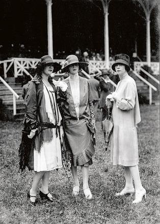 Mannequins in Grieder-Mode auf dem Rennplatz 1920er Jahre