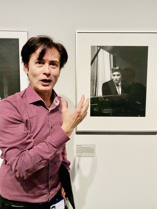Museumdirektorin-mit-Foto-Elvis