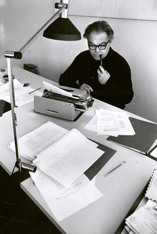 Max Frisch in seiner Wohnung im Lochergut, ZÃ¼rich 1967
