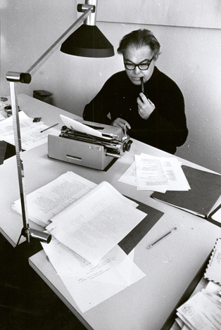 Max Frisch in seiner Wohnung im Lochergut, Zürich 1967