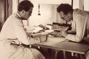 Max Frisch mit Mitarbeiter Hannes Trösch im Architekturbüro, Zürich 1952