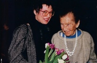 Lucia-Moholy-an-der-Ausstellung-2-2